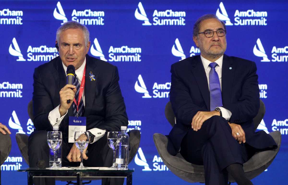 El embajador norteamericano Marc Stanley junto al embajador argentino en Estados Unidos, Jorge Arguello, en la apertura de la AmCham Summit 2023. Foto NA:
